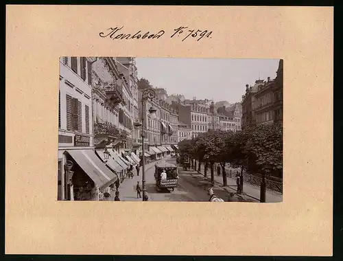 Fotografie Brück & Sohn Meissen, Ansicht Karlsbad, Sprudelstrasse mit Geschäften und Pferdekutschen von Wilhelm Zentner