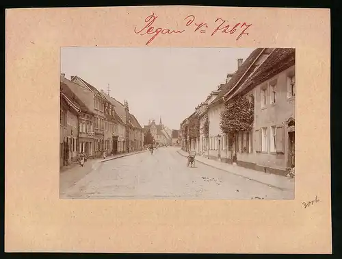 Fotografie Brück & Sohn Meissen, Ansicht Pegau, Blick in die Leipzigerstrasse mit Geschäft Gustav Rost