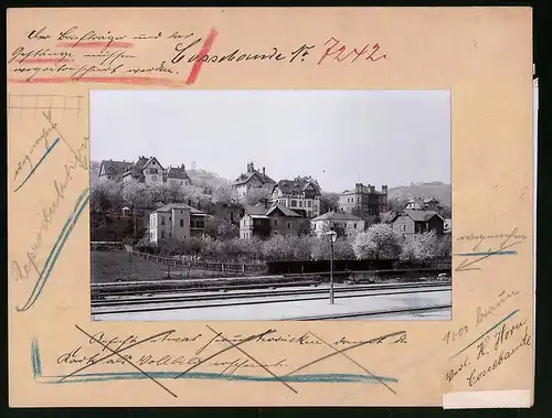 Fotografie Brück & Sohn Meissen, Ansicht Cossebaude, Blick vom Bahnhof auf Eichberg mit Villen während der Baumblüte