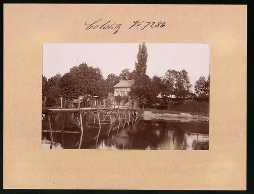 Fotografie Brück & Sohn Meissen, Ansicht Colditz, Holzbrücke über die Mulde mit Gasthaus Muldenschlösschen