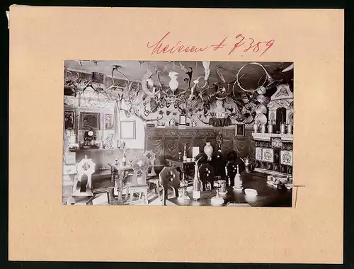 Fotografie Brück & Sohn Meissen, Ansicht Meissen, Innenansicht des Gasthaus Vincenz Richter, Kachelofen, Geweihe