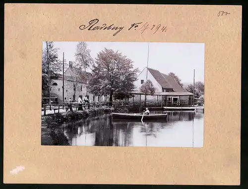 Fotografie Brück & Sohn Meissen, Ansicht Radeberg i. Sa., Knabe im Ruderboot an der Hüttermühle