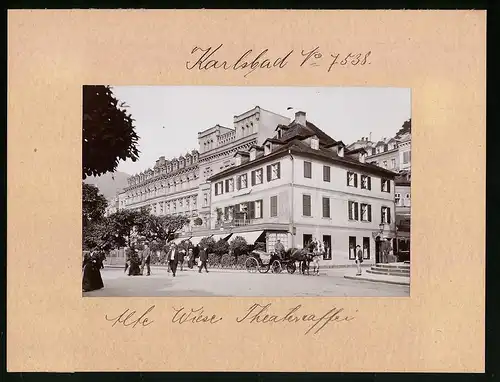 Fotografie Brück & Sohn Meissen, Ansicht Karlsbad, Neue Wiese mit dem Theatercafe, Hotel zwei deutsche Monarchen