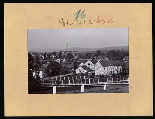 Fotografie Brück & Sohn Meissen, Ansicht Ebersbach / Oberlausitz, Blick in den Ort mit Fabrik Schornstein