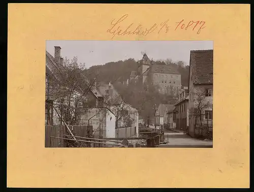 Fotografie Brück & Sohn Meissen, Ansicht Liebstadt i. S., Strassenpartie im Ort mit Blick zum Schloss Kuckucksstein