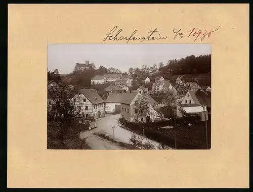 Fotografie Brück & Sohn Meissen, Ansicht Scharfenstein i. Erzg., Partie im Ort mit Blick zum Schloss