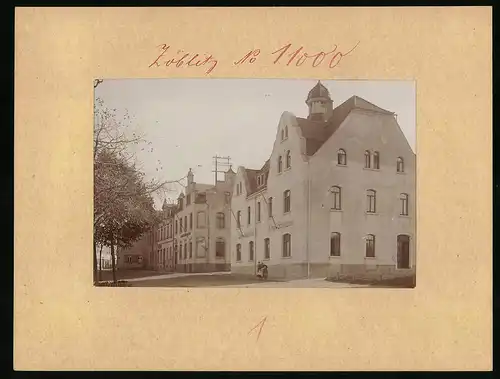 Fotografie Brück & Sohn Meissen, Ansicht Zöblitz i. Erzg., Strassenpartie am Rathaus und Postamt, Sparkasse, Standesamt