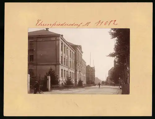 Fotografie Brück & Sohn Meissen, Ansicht Ehrenfriedersdorf i. Erzg., Kaiser Wilhelm Strasse mit Schule und Amtsgericht