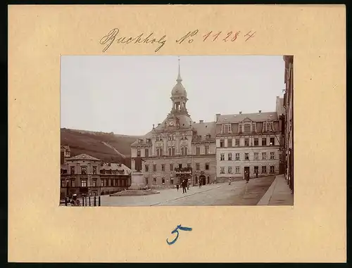 Fotografie Brück & Sohn Meissen, Ansicht Buchholz i. Sa., Marktplatz mit Rathaus und Denkmal