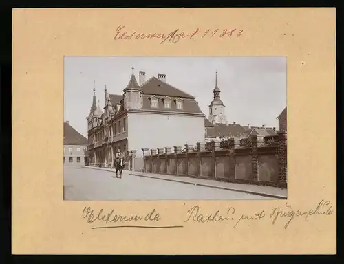 Fotografie Brück & Sohn Meissen, Ansicht Elsterwerda, Strasse am Rathaus mit der Bürgerschule