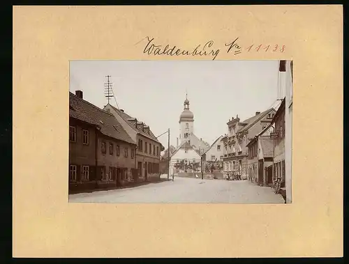 Fotografie Brück & Sohn Meissen, Ansicht Altstadt Waldenburg, Blick in die Bahnhofstrasse mit Gasthof zum Hirsch, Kirche