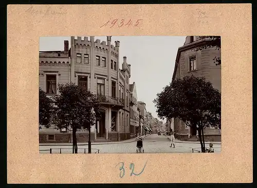 Fotografie Brück & Sohn Meissen, Ansicht Grimma, Blick in die Brückenstrasse mit Geschäften, Kind mit Kinderwagen