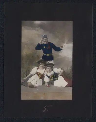Fotografie Brück & Sohn Meissen, Ansicht Theresienstadt, K.u.K. Soldat mit Frauen in Tracht posieren, Hand Koloriert