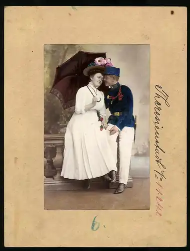 Fotografie Brück & Sohn Meissen, Ansicht Theresienstadt, K.u.K. Soldat mit seiner Frau im Flirt, Hand Koloriert