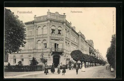 AK Franzensbad, Parkstrasse mit Frauen