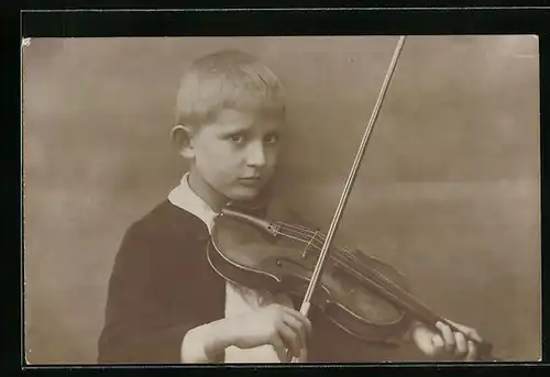 Foto-AK Kleiner Junge mit Geige im Anzug