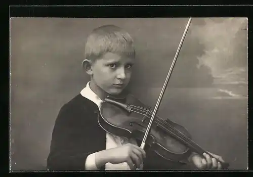 Foto-AK Kleiner Junge im Anzug spielt auf der Violine