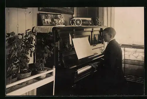Foto-AK Junge beim Klavierspiel im Wohnzimmer