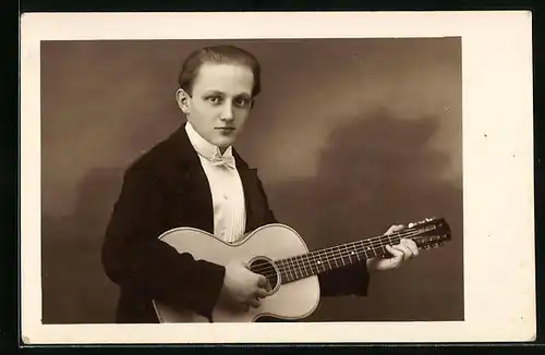 Foto-AK Junge im Anzug beim Gitarre spielen