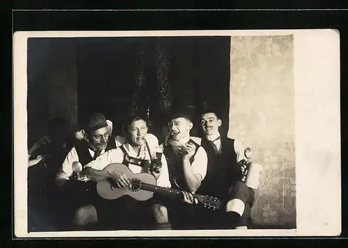 Foto-AK Musikanten in Tracht mit Gitarre