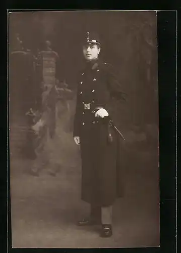 Foto-AK Junger österreichischer Soldat im Mantel vor antiker Kulisse