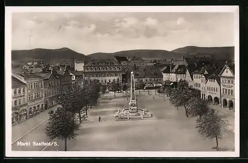 AK Saalfeld /S., Markt mit Brunnen