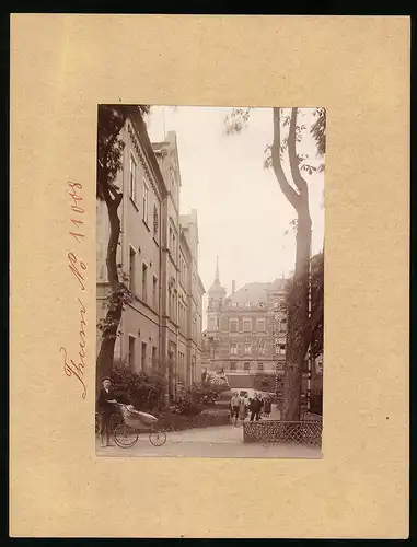 Fotografie Brück & Sohn Meissen, Ansicht Thum i. Erzg., Schulplatz mit Schule und Kindern, Kinderwagen