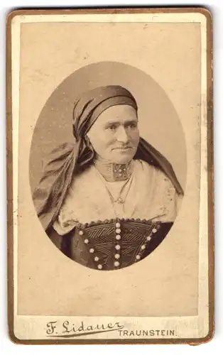 Fotografie F. Lidauer, Traunstein, Königsstrasse, Gestandene Dame in traditionellem Gewand
