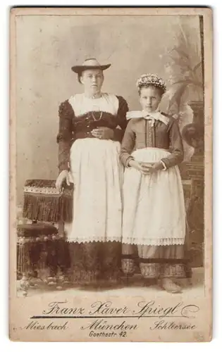Fotografie Franz Xaver Spiegl, München, Goethestrasse 42, Junges Schwesternpaar in traditionellen Trachtenkleidern