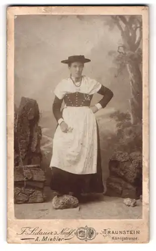 Fotografie A. Miehler, Traunstein, Königsstrasse, Junge Dame im bunten Gewand mit traditionellem Halsschmuck