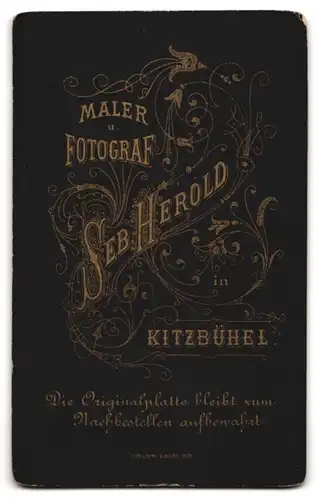 Fotografie Seb. Herold, Kitzbühel, Portrait eines Geistlichen mittleren Alters mit direktem Blick in die Kamera