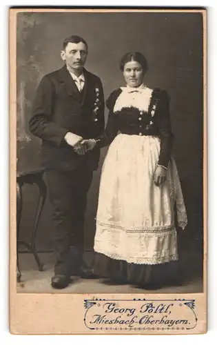 Fotografie Georg Pöltl, Miesbach in Obb., Rathausstrasse 67, Frisch vermähltes Brautpaar in edlen Gewändern