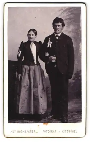 Fotografie Ant. Rothbacher, Kitzbühel, Hintere Stadtgasse, Frisch vermähltes Paar in schwarzen Hochzeitskleidern