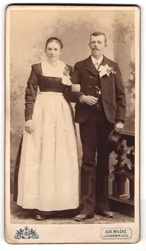 Fotografie Aug. Wilke, Innsbruck, Rudolfstrasse 1, Junges Hochzeitspaar festlich gekleidet nach der Trauung