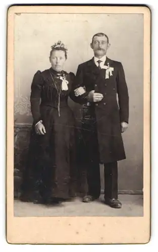 Fotografie Felix Durner, Ebersberg, Frisch vermähltes Paar in schwarzer Hochzeitsmode mit weissen Schleifen