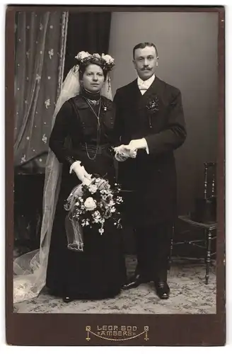 Fotografie Leop. God, Amberg, Eglseerstrasse 194, Gutbürgerliches Brautpaar in kostspieligen Hochzeitsgewändern