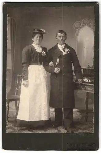 Fotografie Atelier Schmid, Bad Reichenhall, Bürgerliches Brautpaar in zweifarbiger Hochzeitsmode
