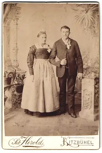 Fotografie Seb. Herold, Kitzbühel, Junges Brautpaar in festlicher Kleidung nach der Trauung