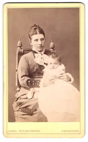 Fotografie Carl Michelmann, Hannover, Georgstrasse 1, Mutterglück einer gutbürgerlichen Dame mit dem Neugeborenen im Arm
