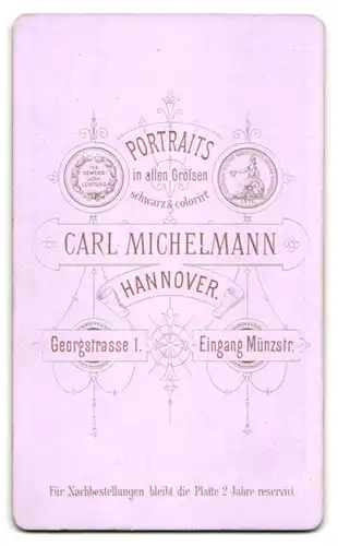 Fotografie Carl Michelmann, Hannover, Georgstrasse 1, Mutterglück einer gutbürgerlichen Dame mit dem Neugeborenen im Arm