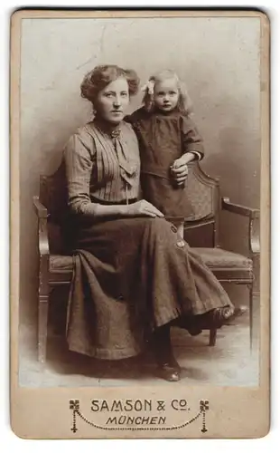 Fotografie Samson & Co., München, Neuhauserstrasse 7, Mutterglück einer jungen Dame mit ihrer niedlichen Tochter
