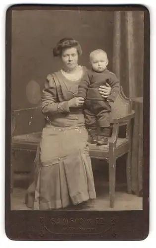 Fotografie Samson & Co., München, Neuhauserstrasse 7, Mutterglück einer jungen Dame mit ihrem Wonneproppen