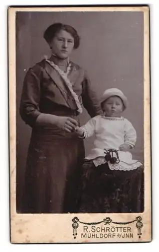 Fotografie R. Schrötter, Mühldorf /Inn, Katharinenvorstadt 98a, Junge Dame mit ihrem Kleinkind im strahlend weissen Kleid