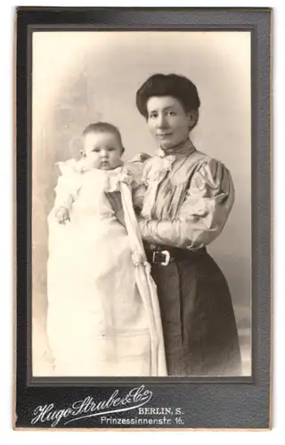 Fotografie Hugo Strube & Co., Berlin, Prinzessinnenstr. 16, Edle Dame in seidener Bluse mit ihrem kleinen Wonneproppen