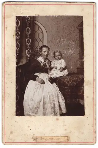 Fotografie unbekannter Fotograf und Ort, Mutterglück einer jungen Dame im bürgerlichen Kleid mit ihrem Kind