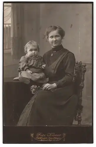 Fotografie Fritz Kiener, Tuttlingen, Bahnhofstrasse 53-55, Junge Dame mit ihrem niedlichen Wonneproppen in edlen Kleidern