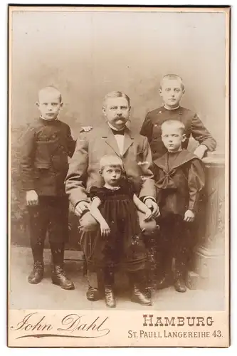 Fotografie John Dahl, Hamburg, Langerreihe 43, Gestandener Herr posierend mit seinen vier Kindern