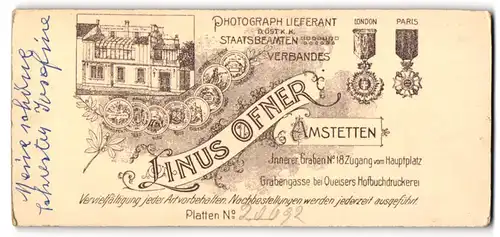 Fotografie Linus Ofner, Amstetten, Innerer graben 18, Ansicht des Ateliers mit versch. Orden