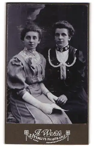 Fotografie A. Wehle, Zittau i /S., Hospitalstr. 2, Zwei junge Damen in Kleidern