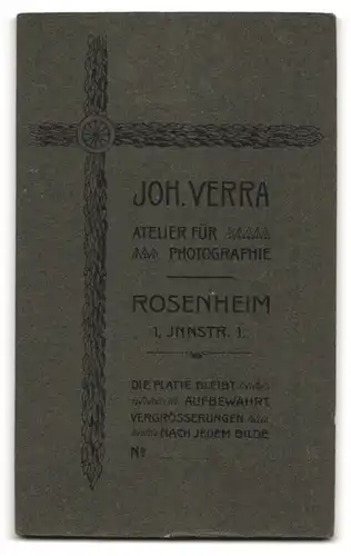 Fotografie Joh. Verra, Rosenheim, Innstr. 1, Junge Dame im Kleid mit Kreuzkette
